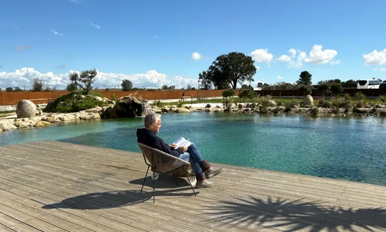 Piscina natural da Oásis Biosistema integrada num jardim exuberante.