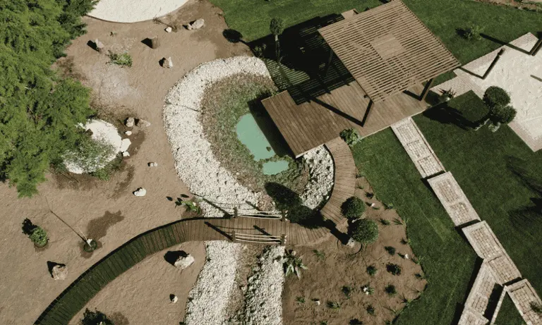 Piscina natural da Oásis Biosistema rodeada de vegetação.