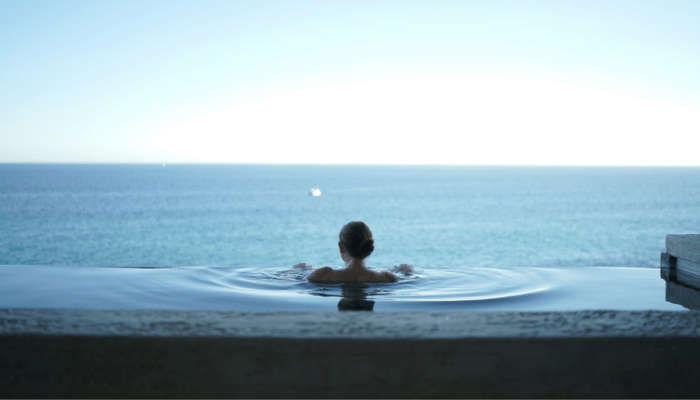 Piscinas Infinity: O Equilíbrio Perfeito Entre Luxo e Natureza