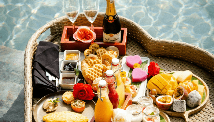 Pratos à Beira da Piscina