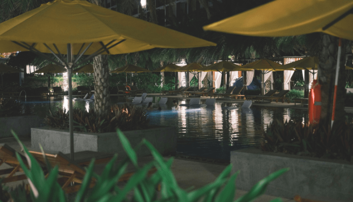 jantar à beira da piscina