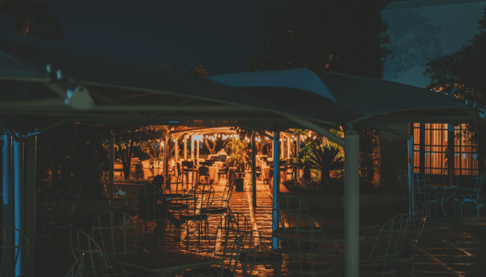 jantar à beira da piscina