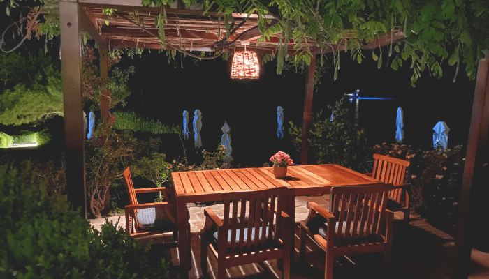 jantar à beira da piscina