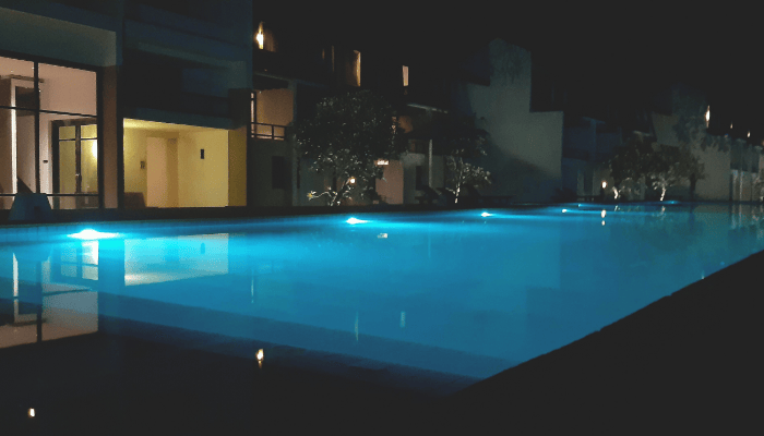 melhores luzes para piscinas