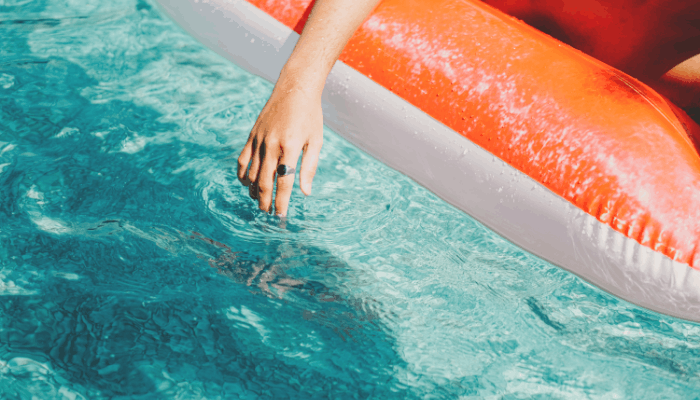 quanta água pode uma piscina conter