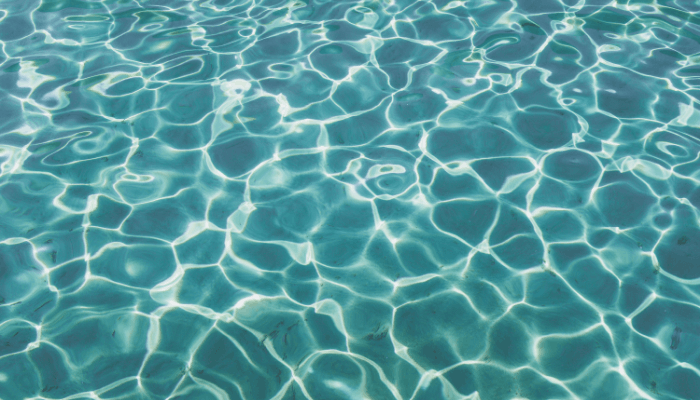 quanta água evapora de uma piscina